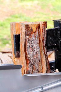 看到切木头过冬。现代机器木材锯切割柴火和原木。木材工业。加热季节, 冬季。可再生能源。环保理念