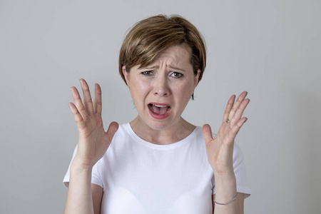 特写一幅美丽的年轻红发白种人女人的肖像,看上去既害怕又震惊.