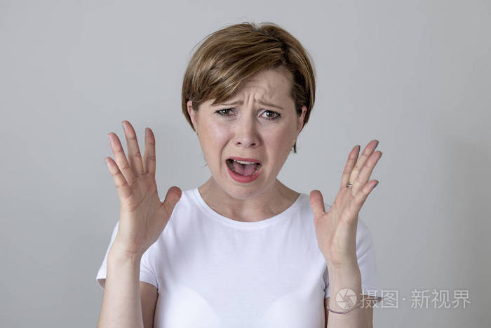 看着相机,她的眼睛里充满了恐惧. 人类的面部表情和情绪