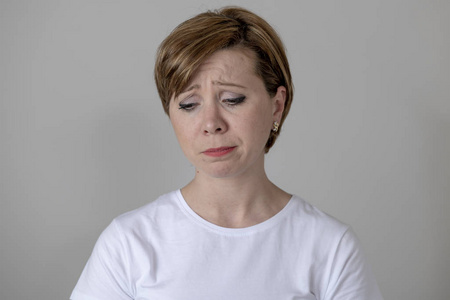 看起来很痛苦和忧郁. 人类的面部表情和情感概念. 灰色背景照片