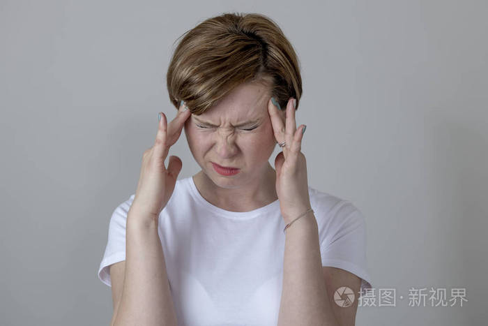 美丽的女人,有剧烈头痛, 感觉疼痛健康和头部疼痛.