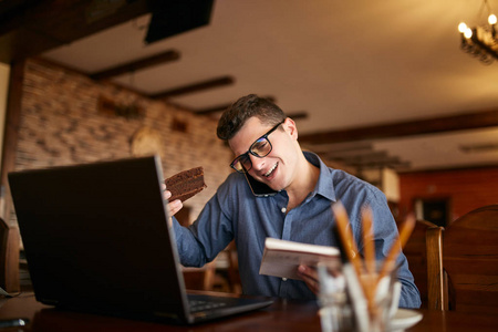 多任务的概念.忙碌的时尚男士照片