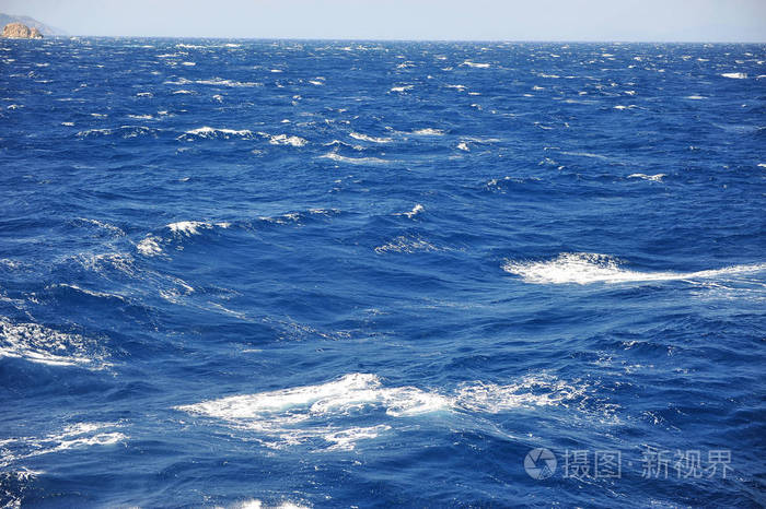 公海上的蓝浪
