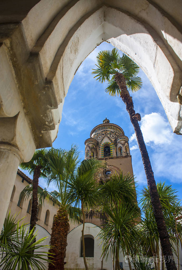 意大利阿马尔菲圣安德鲁大教堂内庭院钟楼景观