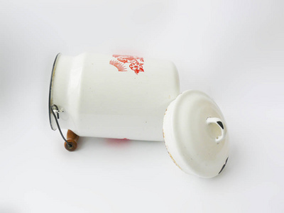 牛奶罐牛奶罐牛奶罐牛奶罐牛奶罐牛奶罐搪瓷牛奶罐白色搪瓷牛奶罐带盖子的牛奶罐白色背景库存库存图片