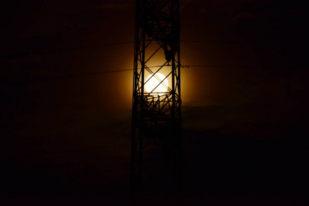 在美丽的夜晚和通信技术网络之塔，满月与云