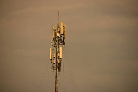 通信天线与日出技术背景。日落通信技术网络卫星塔电信网络