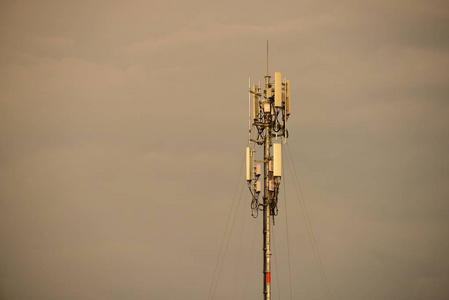 通信天线与日出技术背景。日落通信技术网络卫星塔电信网络