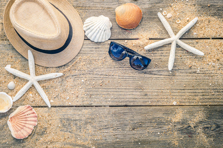 夏季帽子, 贝壳和太阳眼镜木质和沙背景