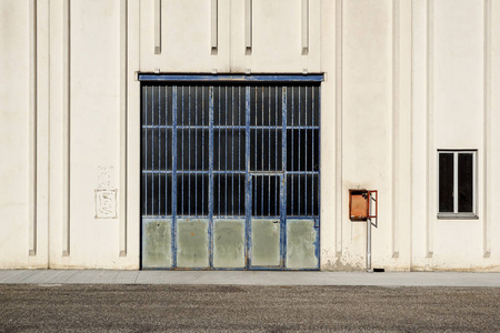 工业仓库的货物门。工业门。查看大仓库门面的一扇门。前视图