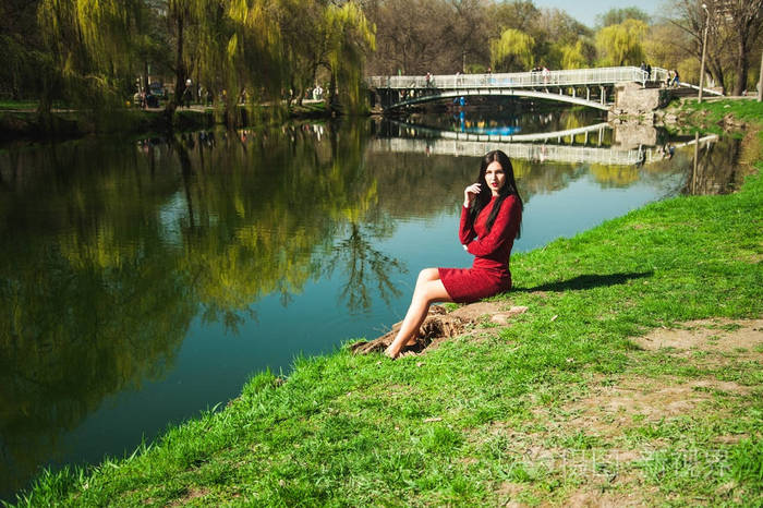 春天的春天,一头长发在公园里的一个年轻的黑发姑娘,手里拿着玉兰花