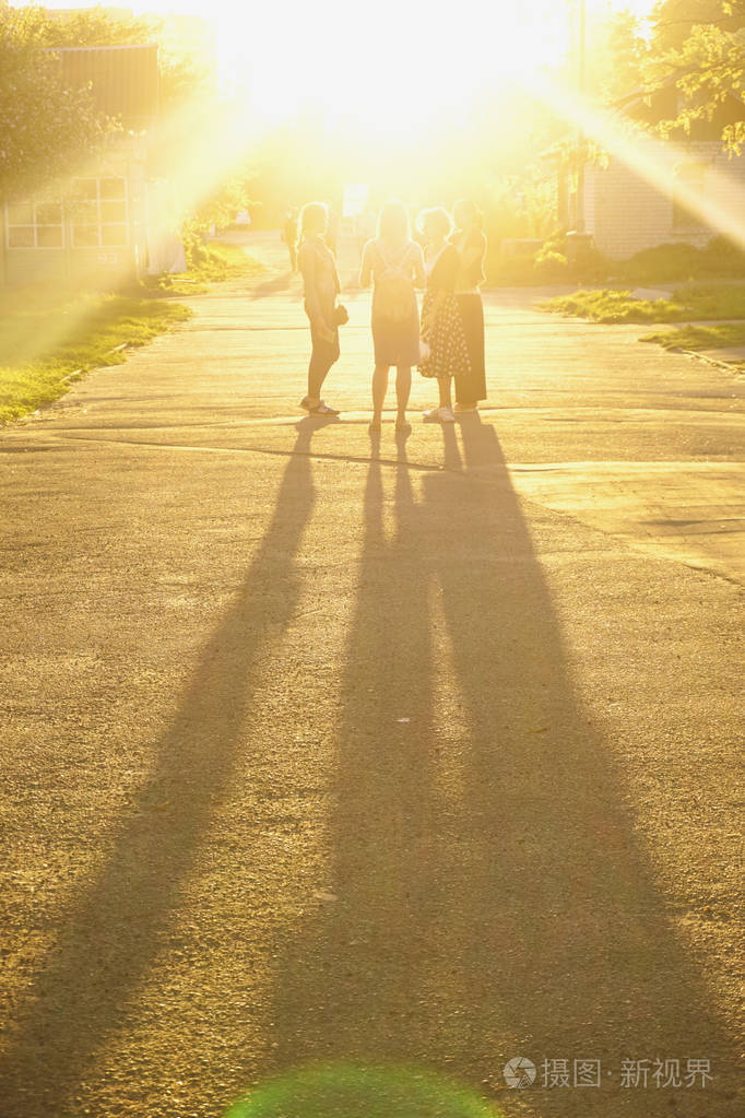 阴影女孩在阳光明媚日落时间