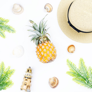 热带夏天概念与妇女时尚配件, 叶子和菠萝在白色背景。平躺, 顶部视图图片