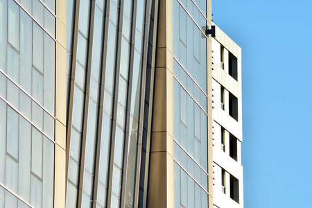 现代玻璃立面办公商务建筑的城市抽象背景细节。
