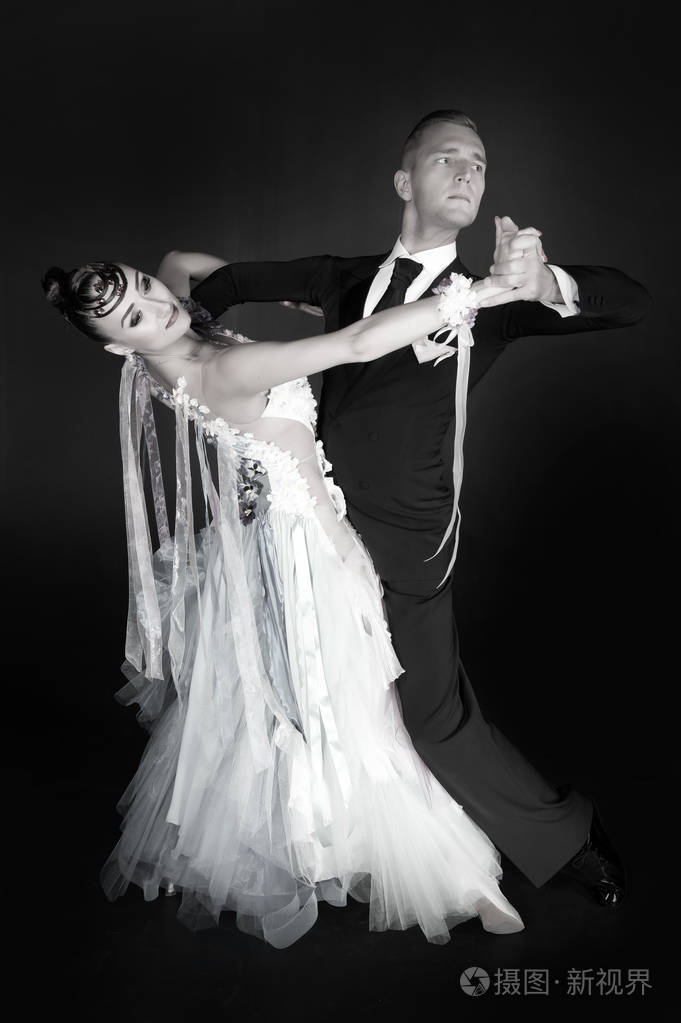 舞蹈舞厅情侣在红色礼服舞蹈姿势孤立的黑色背景.