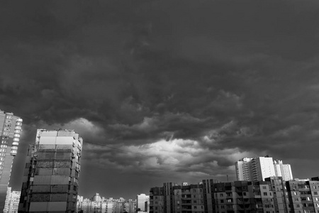 雷雨前乌云密布的背景。单色