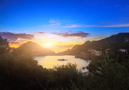 美丽的夏日全景海景。对海岸线的看法成