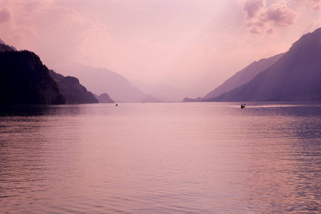瑞士湖布里恩茨，瑞士在日落时