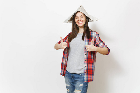 年轻的微笑美丽的女人在报纸上的帽子显示拇指上孤立的白色背景。装修房配件。修复家庭概念。复制广告空间