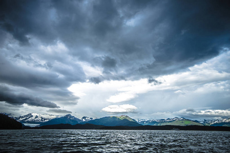 抽象多云的水景和山脉在阿拉斯加