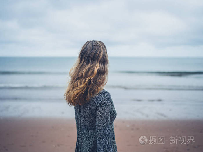 穿衣服的女人欣赏大海