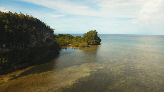 与热带岛屿 沙滩 岩石和波浪的海景。薄荷岛，菲律宾