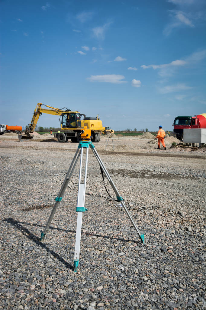 建筑工地现场三脚架测量设备经纬仪