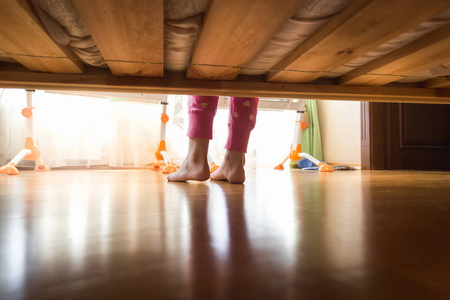 拖鞋在床底下图片