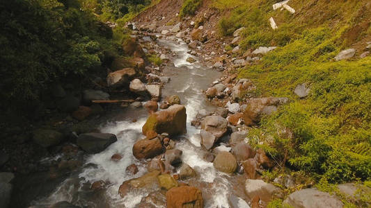 山区河流在雨林中。甘米银岛菲律宾