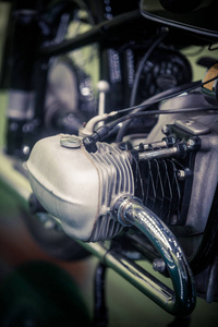 老式摩托车拳击手发动机的颜色细节。