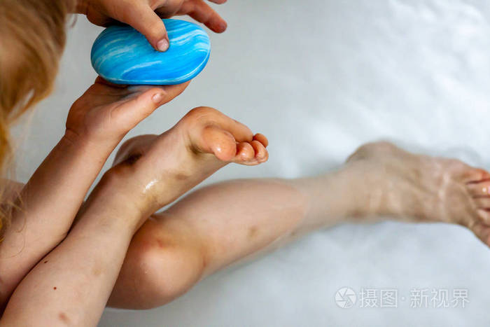 小女孩清洁她的脏脚