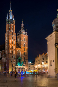 波兰克拉科夫圣玛丽教堂的垂直夜景
