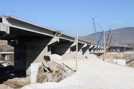 正在建造的新公路。 一条由混凝土和金属制成的新桥梁高速公路，通过大城市的交通。 一座未完成的州际桥梁。 正在修建的道路。 立交桥