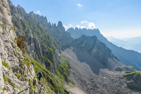 埃勒莫尔的徒步旅行者在奥地利的威尔德凯泽山，靠近格鲁滕韦特去奥地利蒂罗尔，在欧洲阿尔卑斯山徒步旅行