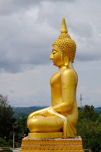 金佛缅甸艺术泰式混泰艺术..泰国缅甸桑克拉布里泰国坎查纳布里的边界。