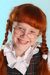 相当有吸引力的孩子用眼镜摆姿势艺术. 这位年轻的女学生8岁.照片