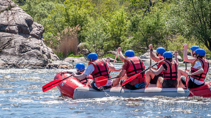 漂流皮划艇. 极限运动. 水生态旅游. 用溅水关闭桨的视野.