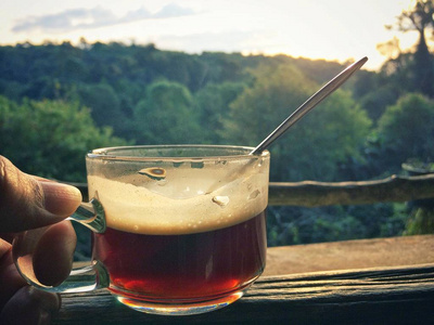 每天早上喝热黑咖啡杯。