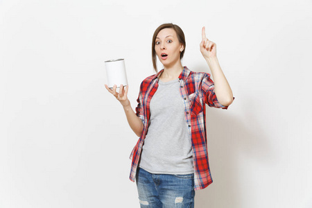 愤怒的不满意的女人拿着空漆锡罐，把食指指向白色背景上孤立的复制空间。 翻新公寓房的仪器工具。 修理家庭概念