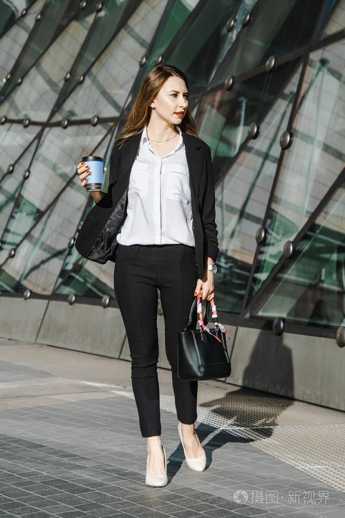 这个城市商业区的一个女孩出差.