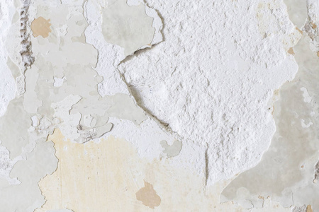 纹理粗糙的白色墙壁石膏后，取出瓷砖。 墙必须用石膏修补