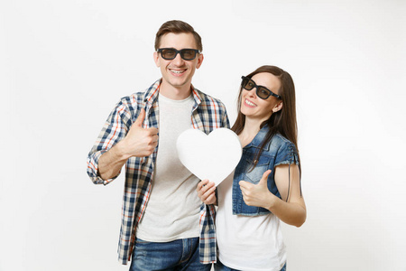 年轻快乐,微笑的夫妇,女人和男人,戴着3d眼镜,看电影,约会时,抱着白色