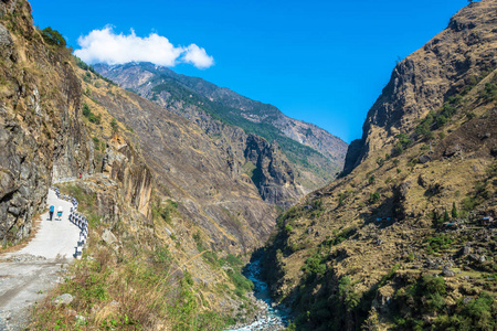 美丽的山景和深峡谷在春天的日子喜马拉雅山尼泊尔。