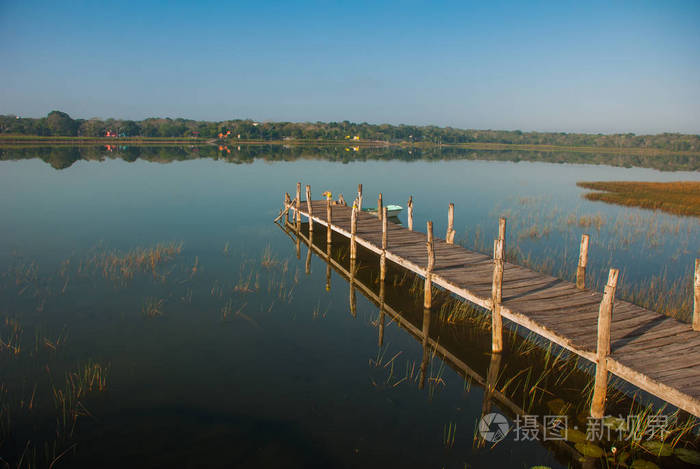 湖上的木桥在科巴俯瞰湖的美丽景观墨西哥尤卡坦
