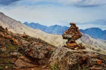 平衡的力量阿尔泰山上神秘的一堆石头是一个力量,能量和禅宗的地方.
