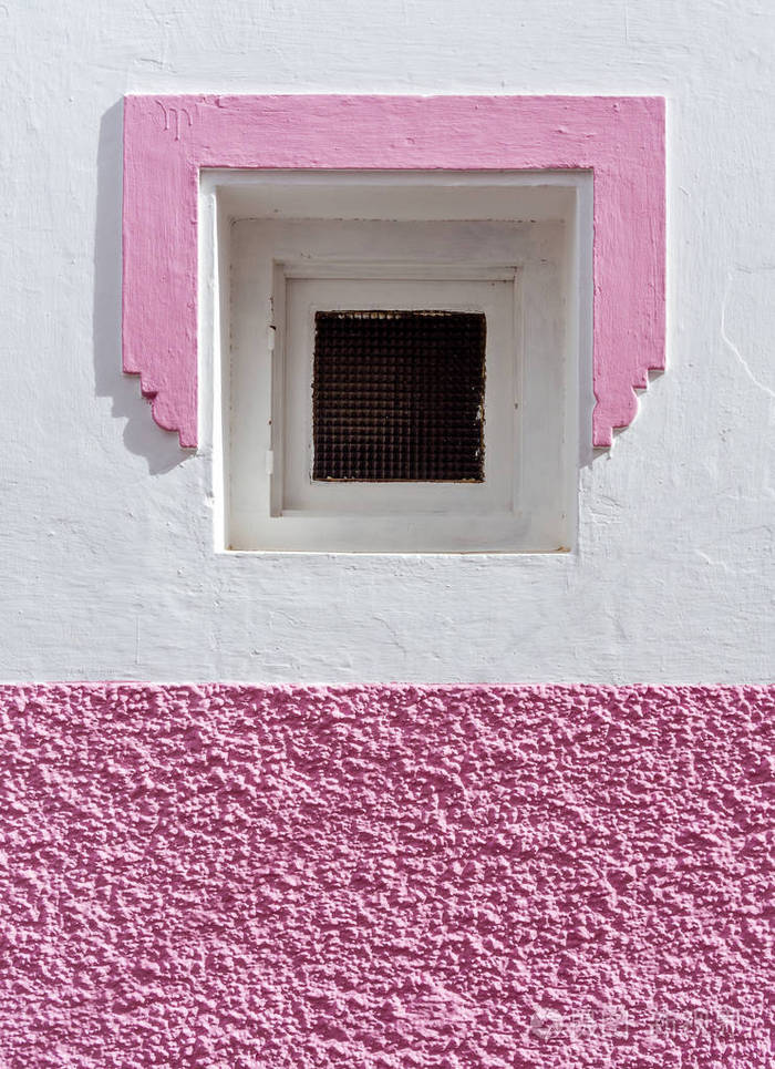 摩洛哥风格的小方形窗户粉红色