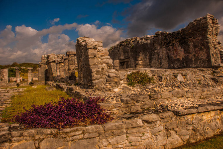 墨西哥图卢姆的玛雅遗址。废墟建在加勒比海的高崖上..塔卢姆是玛雅人最后建造和居住的城市之一。里维埃拉玛雅，尤卡坦。