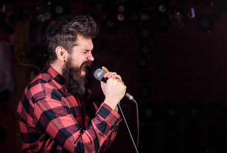 有线话筒唱歌图片