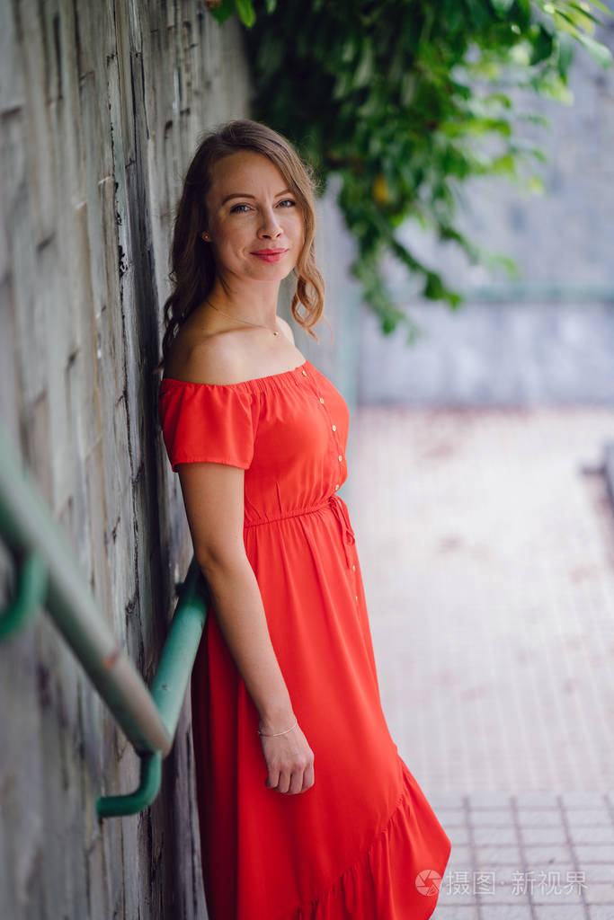 一位年轻迷人的高加索女人在公园里散步的肖像.