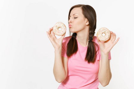 美丽有趣的快乐女人手里拿着五颜六色的甜甜圈，孤立在白色的背景上。 适当的营养或甜食甜点快餐。 节食的概念。 复制广告空间。 广告